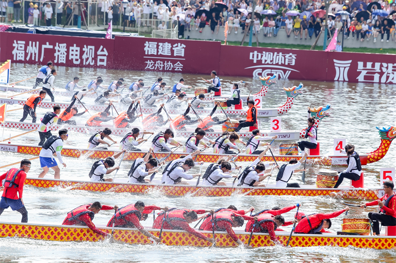 比賽現場，選手們揮槳競渡。來源：福州廣播電視臺5.jpg