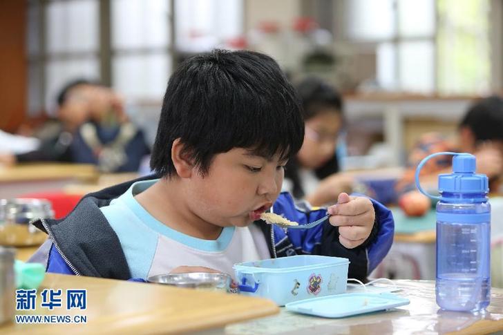 （圖文互動）（1）臺北體驗學生“營養午餐”：監管嚴格 美味與健康兼顧 