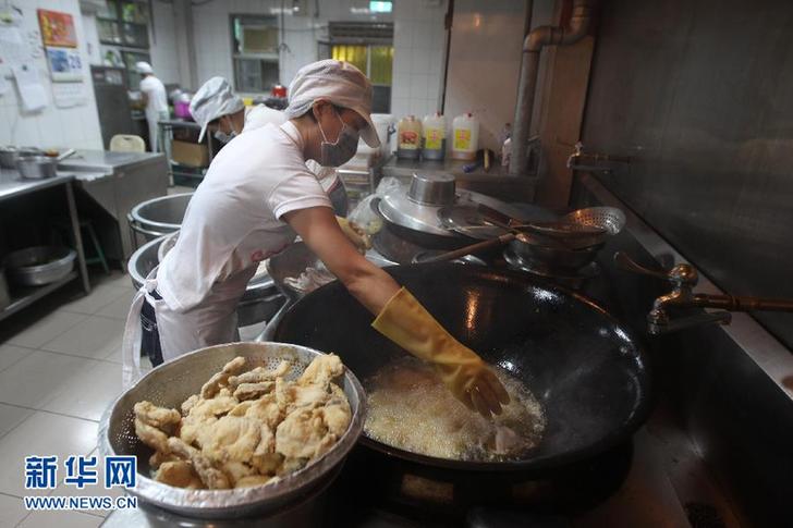 （圖文互動）（2）臺北體驗學生“營養午餐”：監管嚴格 美味與健康兼顧 