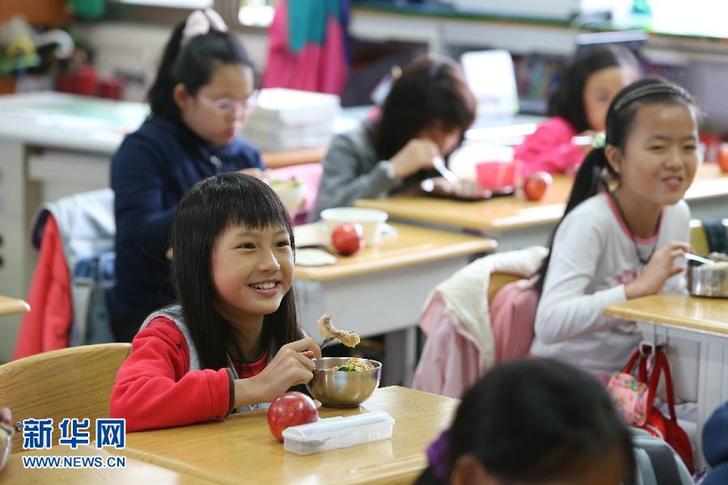 （圖文互動）（3）臺北體驗學生“營養午餐”：監管嚴格 美味與健康兼顧 