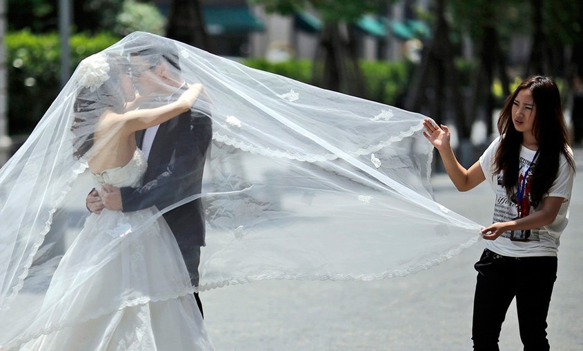 5月29日，上海，一對新人正在拍婚紗照。