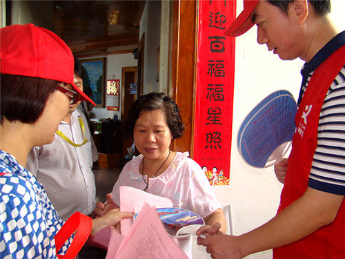 城市義工與居民共同締造“美麗社區(qū)”