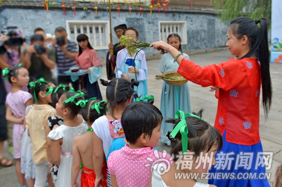 光祿吟臺上點(diǎn)雄黃　傳統(tǒng)民俗在孩子心中生根發(fā)芽