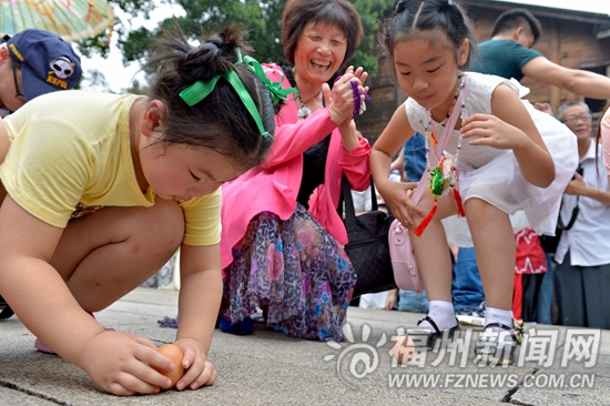 光祿吟臺上點(diǎn)雄黃　傳統(tǒng)民俗在孩子心中生根發(fā)芽