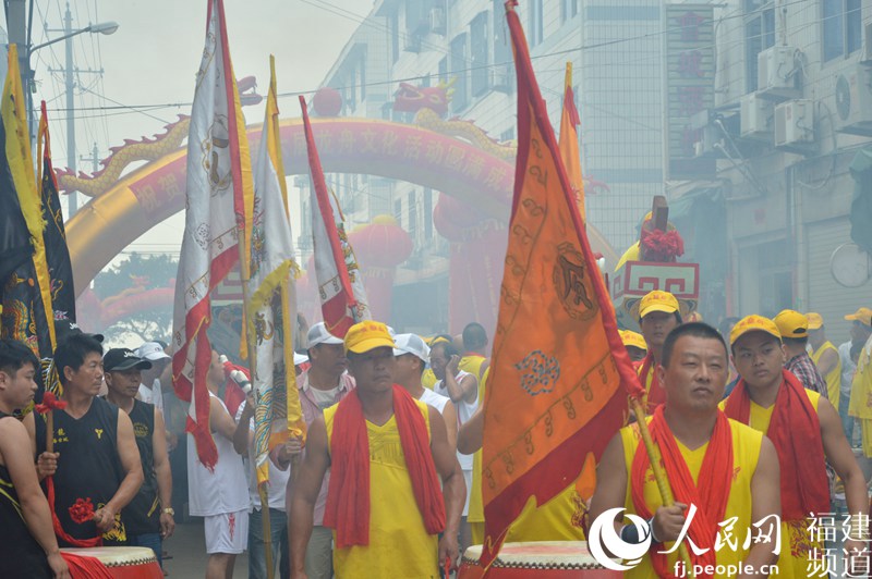 每年端午節的海上龍舟賽已經成為定海漁村最盛大的民俗活動 李挺攝