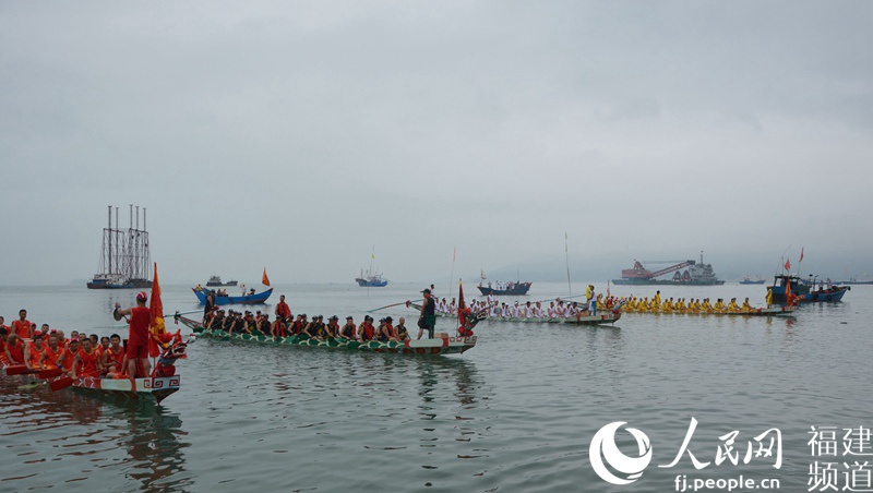 紅、黃、白、青四色龍舟隊(duì)準(zhǔn)備比賽 李挺攝