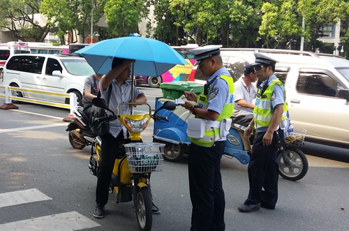 福州華林路，裝遮陽傘的一輛電動車被警察攔下