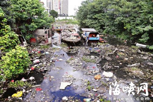 螺洲鎮內河河道堆滿垃圾，曾經魚蝦成群的內河變成臭水溝