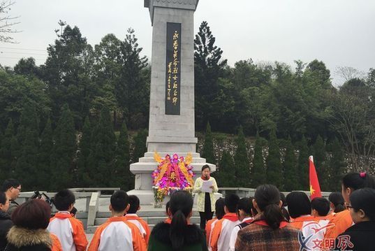 永春縣實驗小學(xué)組織清明祭掃烈士陵園活動