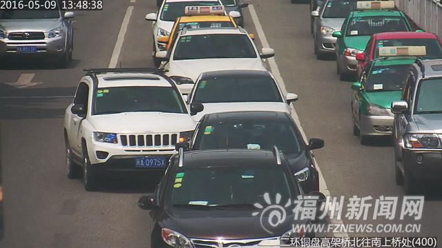 福州警方曝光150輛加塞壓線車輛 10輛車濫用遠(yuǎn)光燈被罰