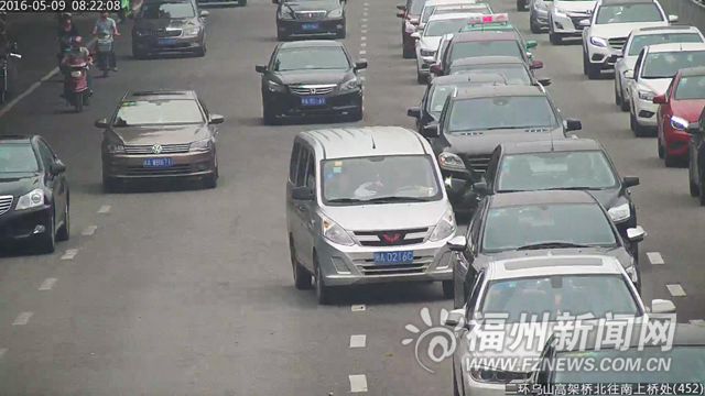 福州警方曝光150輛加塞壓線車輛 10輛車濫用遠(yuǎn)光燈被罰