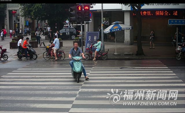 福州警方曝光150輛加塞壓線車輛 10輛車濫用遠(yuǎn)光燈被罰