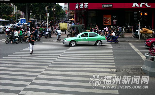 福州警方曝光150輛加塞壓線車輛 10輛車濫用遠(yuǎn)光燈被罰