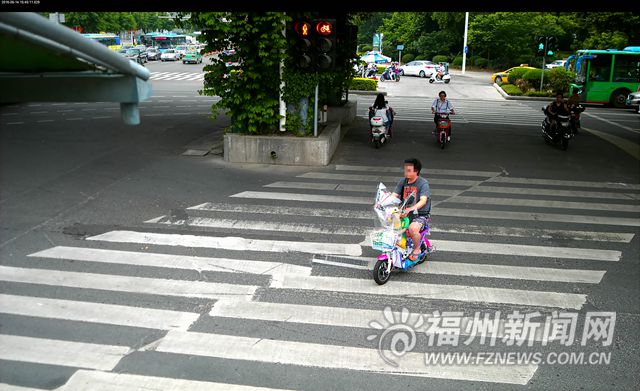 福州警方曝光150輛加塞壓線車輛 10輛車濫用遠(yuǎn)光燈被罰