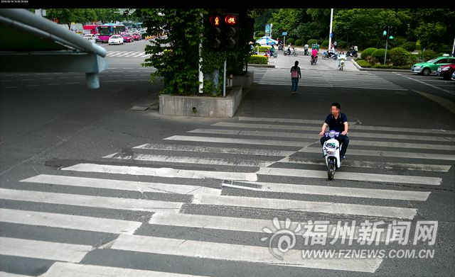 福州警方曝光150輛加塞壓線車輛 10輛車濫用遠(yuǎn)光燈被罰