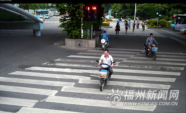 福州警方曝光150輛加塞壓線車輛 10輛車濫用遠(yuǎn)光燈被罰