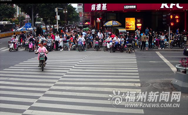 福州警方曝光150輛加塞壓線車輛 10輛車濫用遠(yuǎn)光燈被罰