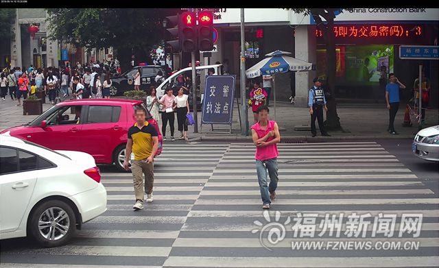 福州警方曝光150輛加塞壓線車輛 10輛車濫用遠(yuǎn)光燈被罰