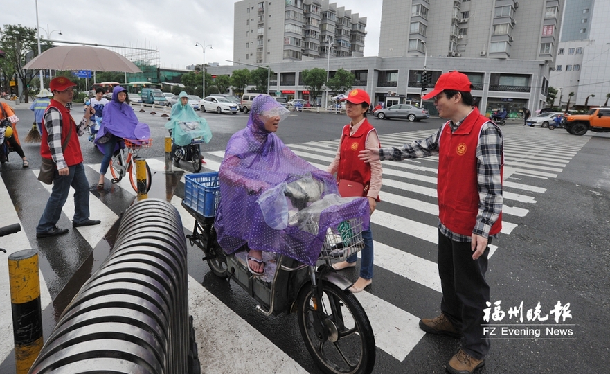 福州志愿者冒雨堅守24個路口　維持交通服務(wù)市民