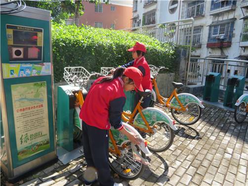 圖為：為共享單車洗洗澡。